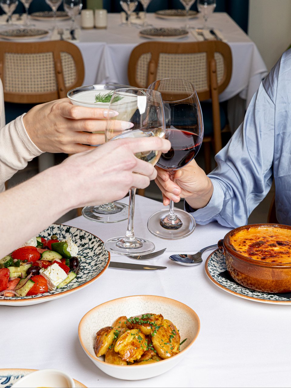 Ο σεφ Γιάννης Παρίκος, με μεγάλη θητεία στο fine dining, υπηρετεί πλέον μια fine comfort εκδοχή της ελληνικής κουζίνας, θεωρώντας ότι το μέλλον της γαστρονομίας είναι η απλότητα και το φαγητό που μιλά στο συναίσθημα / Φωτογραφία: delosgr/Instagram