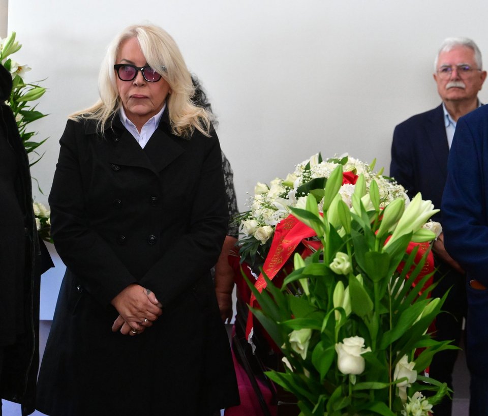 Η Σεμίνα Διγενή δίπλα στο φέρετρο με τη σορό της Μπέτυς Βαλάση, στο Α΄ Νεκροταφείο Αθηνών, τη Δευτέρα 19 Οκτωβρίου