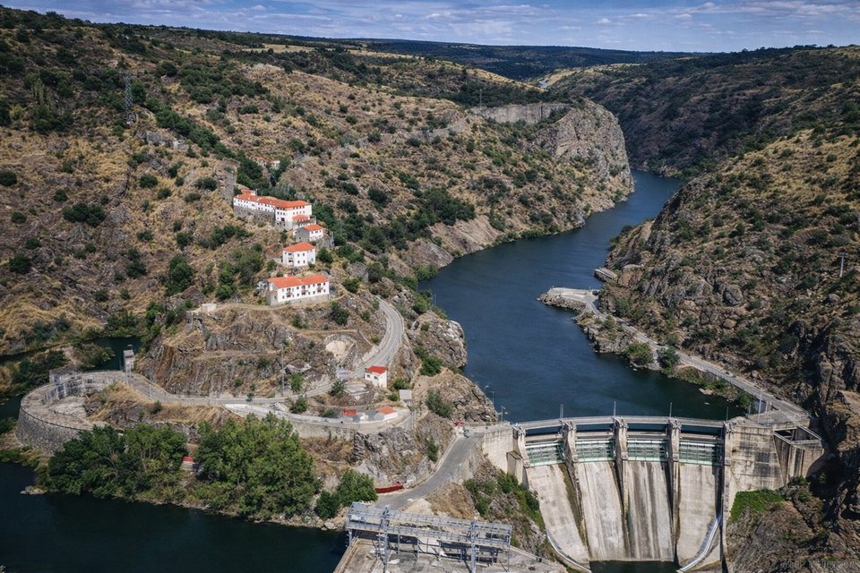 Tο χωριό κατασκευάστηκε το 1946 από μια εταιρεία ηλεκτρικού, προκειμένου να στεγάσει τους εργαζόμενους της μονάδας παραγωγής ηλεκτρικής ενέργειας. 