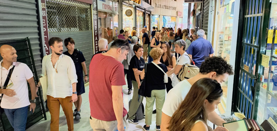 Τα έργα των καλλιτεχνών συνυπάρχουν με τα προϊόντα, τις εμπορικές δραστηριότητες και την ιδιαίτερη φυσιογνωμία κάθε καταστήματος