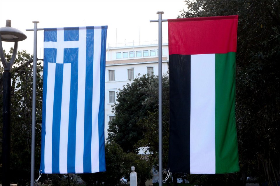 Εμιρατινοί από το Αμπου Ντάμπι, με παραδοσιακές φορεσιές, λευκές κελεμπίες και μαντήλια στην πλατεία Κλαυθμώνος