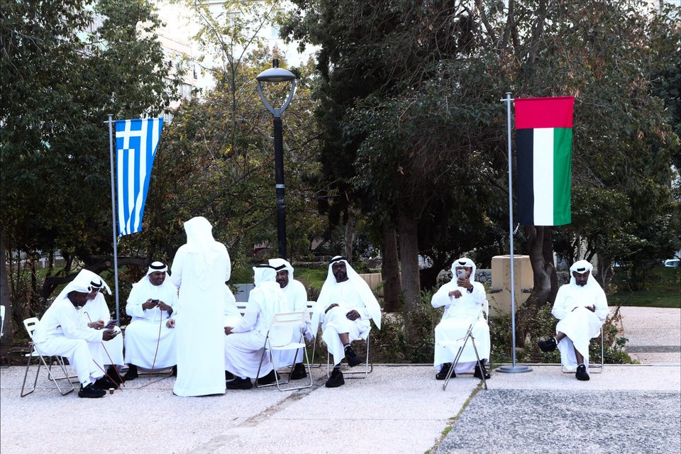 Εμιρατινοί από το Αμπου Ντάμπι, με παραδοσιακές φορεσιές, λευκές κελεμπίες και μαντήλια στην πλατεία Κλαυθμώνος