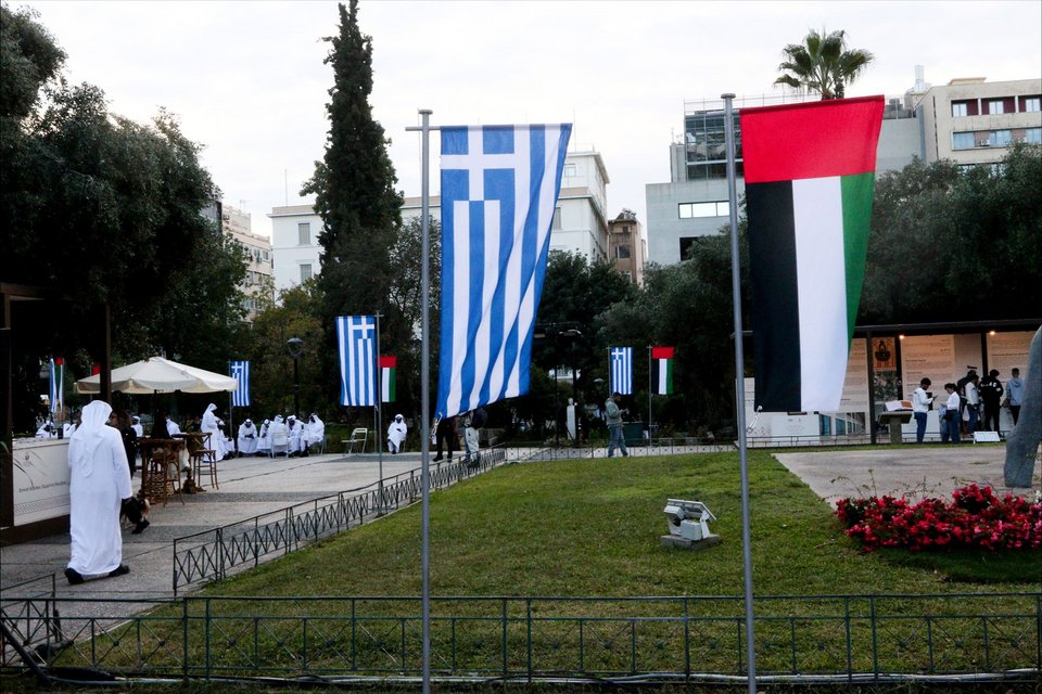 Εμιρατινοί από το Αμπου Ντάμπι, με παραδοσιακές φορεσιές, λευκές κελεμπίες και μαντήλια στην πλατεία Κλαυθμώνος