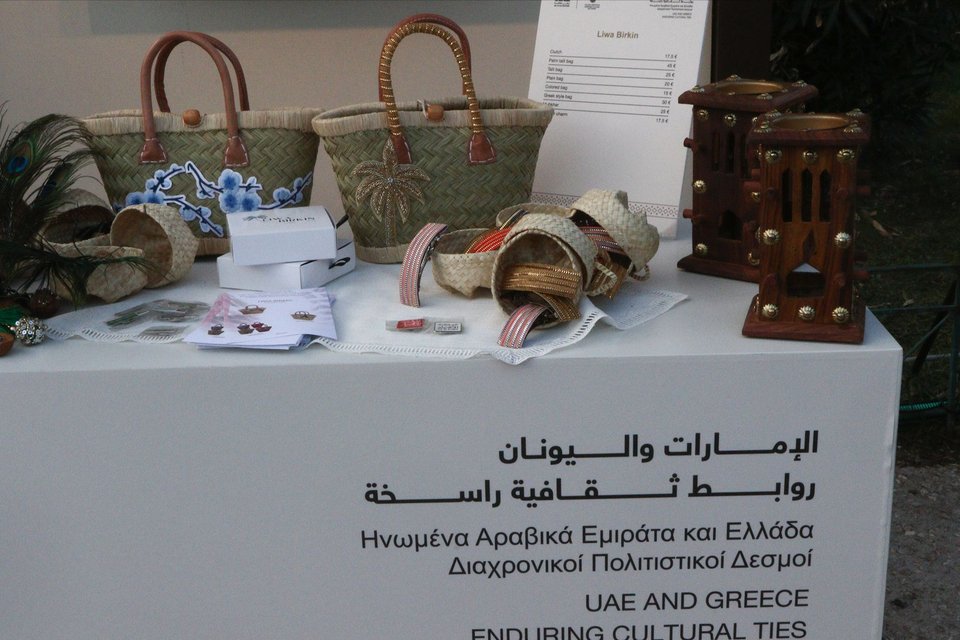 Εμιρατινοί από το Αμπου Ντάμπι, με παραδοσιακές φορεσιές, λευκές κελεμπίες και μαντήλια στην πλατεία Κλαυθμώνος