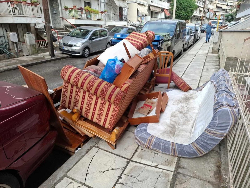 Έπιπλα και στρώματα στον δρόμο / ΑΠΕ-ΜΠΕ