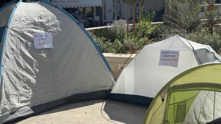 Οι σκηνές που έστησαν οι φοιτητές έξω από την Περιφέρεια Κρήτης / Φωτογραφία: Creta24