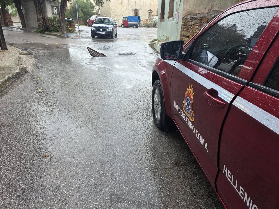 Βγήκαν καπάκια και σχάρες από φρεάτια στη Χίο / Φωτογραφία: astraparis 