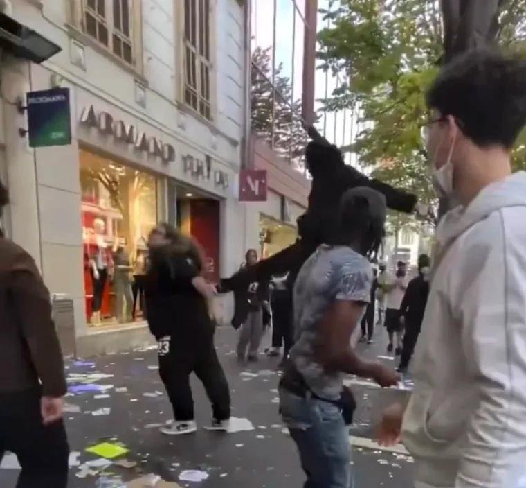 Η στιγμή που δέχεται την κλωτσιά στην πλάτη