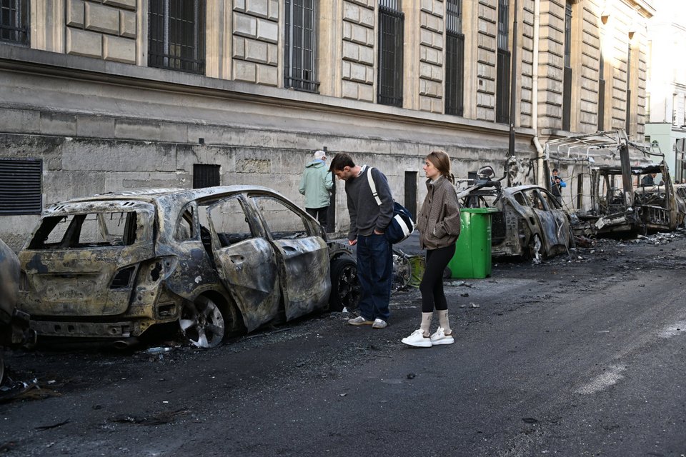 Καμένα οχήματα στην Πλατεία Δημοκρατίας © AP Photo/Emma Da Silva