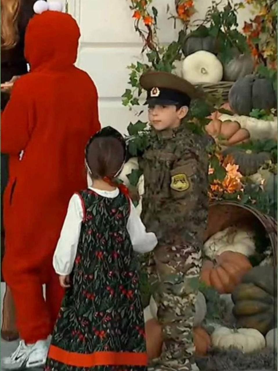 Halloween στον Λευκό Οίκο: Παιδάκια εμφανίστηκαν ντυμένα Σοβιετικός στρατιώτης και μικρή Ρωσίδα
