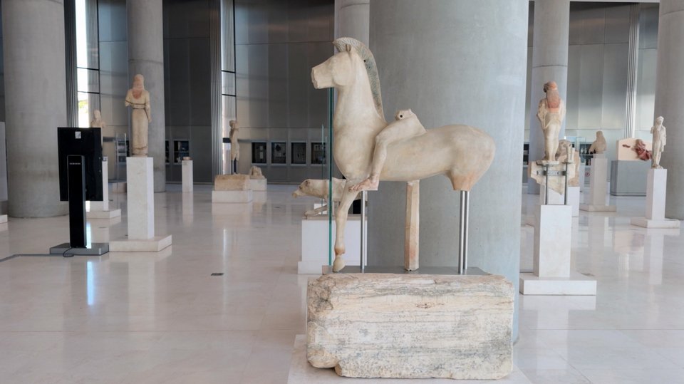 Επανέκθεση αγάλματος Ιππέα Ακρ. 700 στην Αίθουσα Αρχαϊκής Ακρόπολης του Μουσείου Ακρόπολης