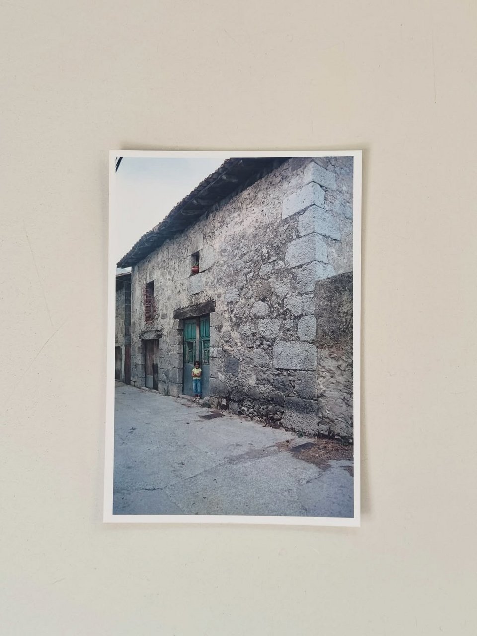 H Άνε σε ηλικία 4 ετών μπροστά στον στάβλο 