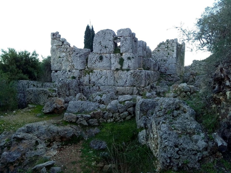 Άποψη των μυκηναϊκών ερειπίων, γνωστών ως Ανάκτορο του Οδυσσέα, η πυργοειδής κατασκευή των Ελληνιστικών χρόνων στο Άνω Άνδηρο, από τα βόρεια