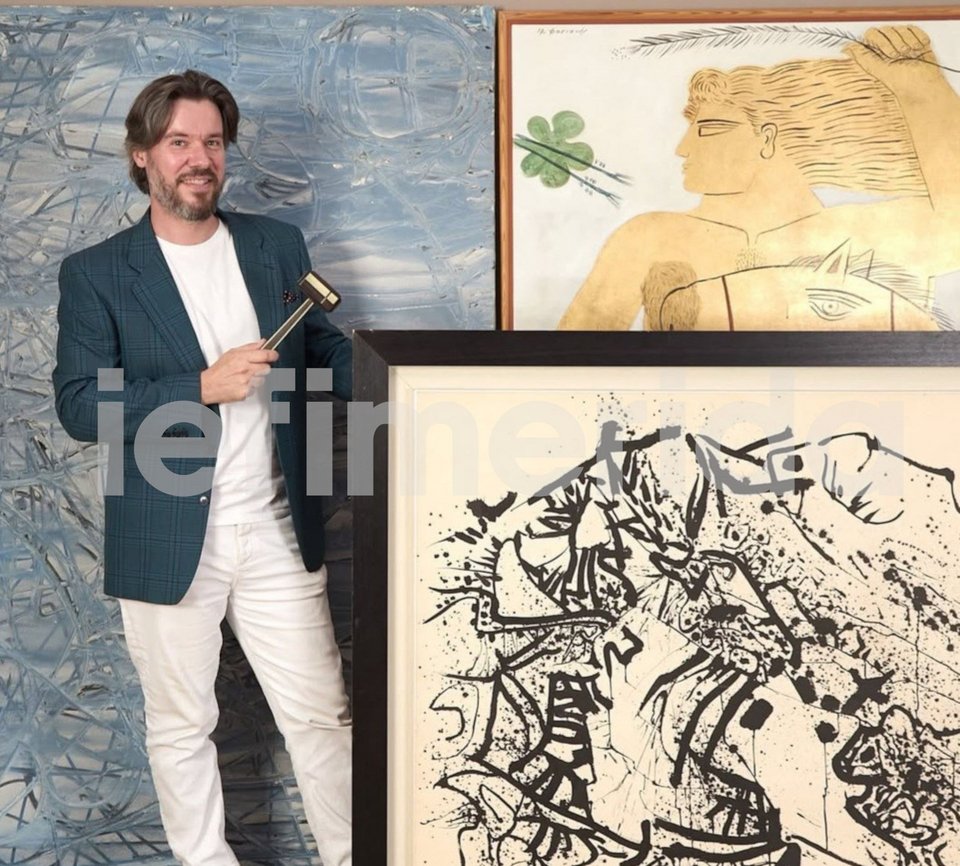 Ο Dimitri Joannides εκπρόσωπος του Γαλλικού οίκου Fauve Paris στο Παρίσι μπροστά σε έργα ελληνική τέχνης / Φωτογραφία: Instagram 