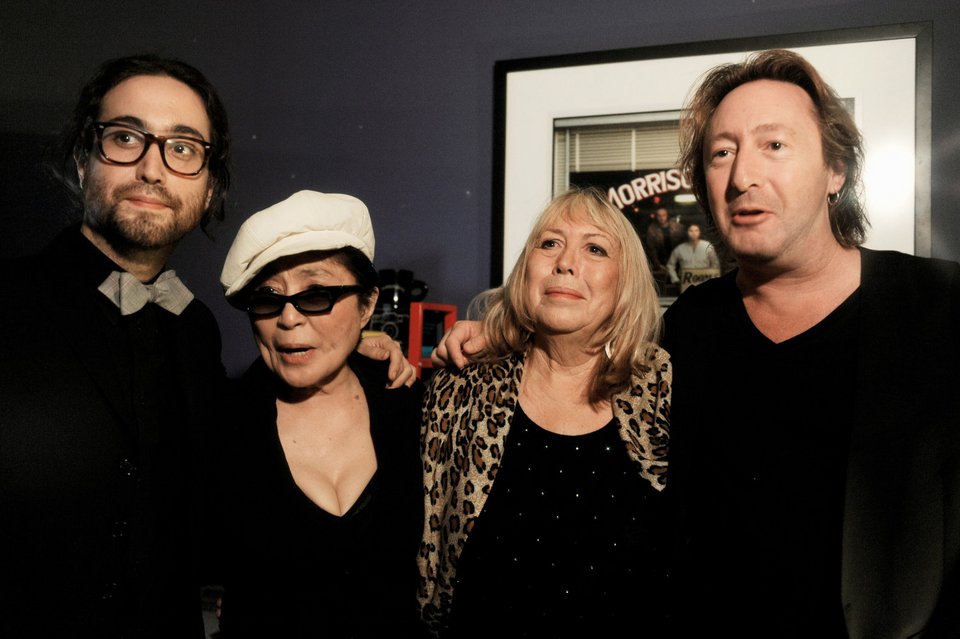 Οι δύο γιοι του Λένον με τις μητέρες τους © sean ono lennon, julian lennon