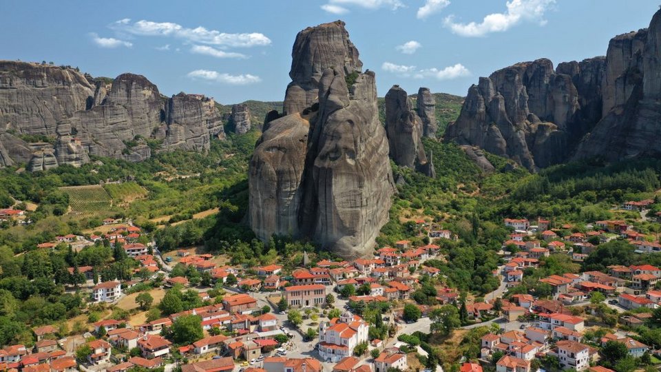 Πεζοπορία και αναρρίχηση στους επιβλητικούς βράχους των Μετεώρων