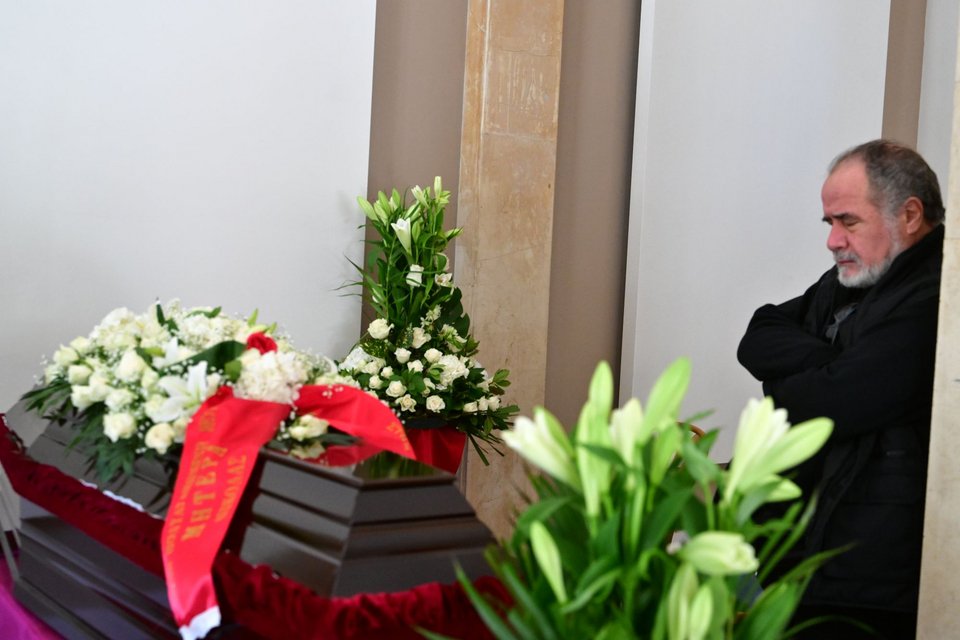 Ο ηθοποιός Θοδωρής Κατσαφάδος σε βαθιά θλίψη, δίπλα στο φέρετρο με τη σορό της Μπέτυς Βαλάση, στο Α΄ Νεκροταφείο Αθηνών, τη Δευτέρα 19 Οκτωβρίου
