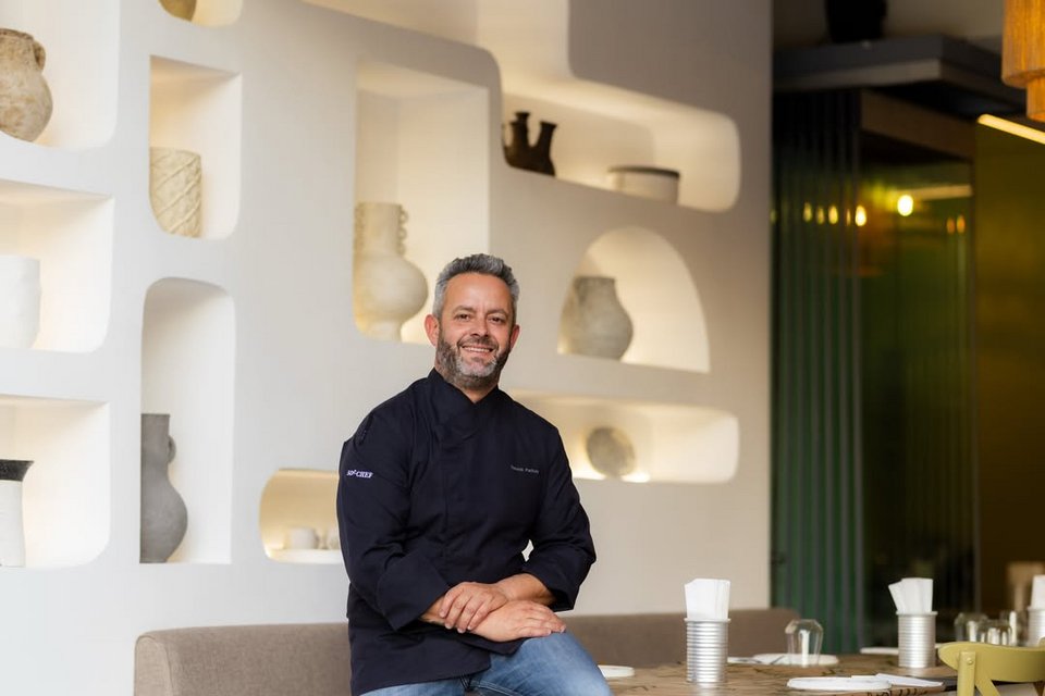 Ο σεφ Γιάννης Παρίκος έχει μακρά θητεία στο fine dining και σε πολύ γνωστά εστιατόρια (Βαρούλκο, Σπονδή, Hytra, Water Sani Resort, Life Gallery, Cash, Artisanal κ.ά.)  / Φωτογραφία: @iparikos @artisanal.kifisia/Instagram