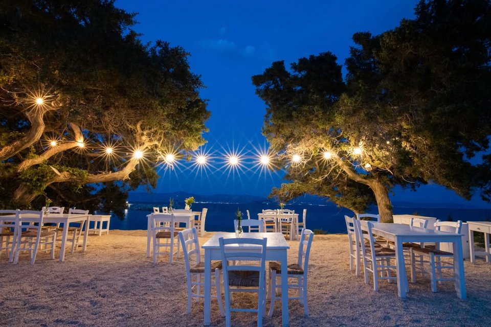 Στο Kedros Cookhouse της Πάρου στρώνει τραπέζια στην άμμο / Φωτογραφία: @kedros.cookhouse/Instagram