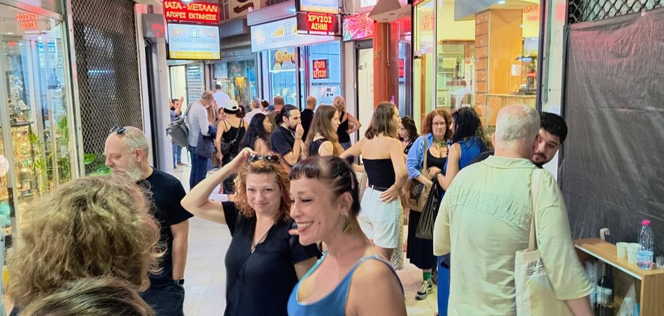 Ομαδική έκθεση σύγχρονης τέχνης στις βιτρίνες καταστημάτων του ιστορικού κέντρου της Αθήνας