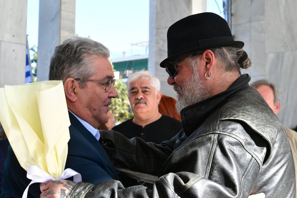 O γιος της Μπέτυς Βαλάση με τον Δημήτρη Κουτσούμπα / ΤΑΤΙΑΝΑ ΜΠΟΛΑΡΗ / EUROKINISSI