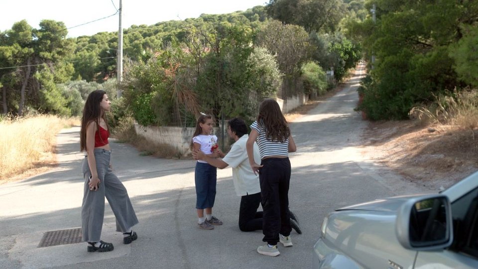 Ο Μάκης φτάνει στο χωριό με τις κόρες του