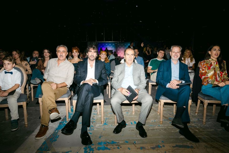 Ο πρόεδρος της ΕΡΤ, Γιάννης Παπαδόπουλος, μαζί με τον Γιάννη Καραγιάννη, τον Θανάση Κουρλαμπά, τον Αντώνη Καρυστιανό και την Άννα Μενενάκου 