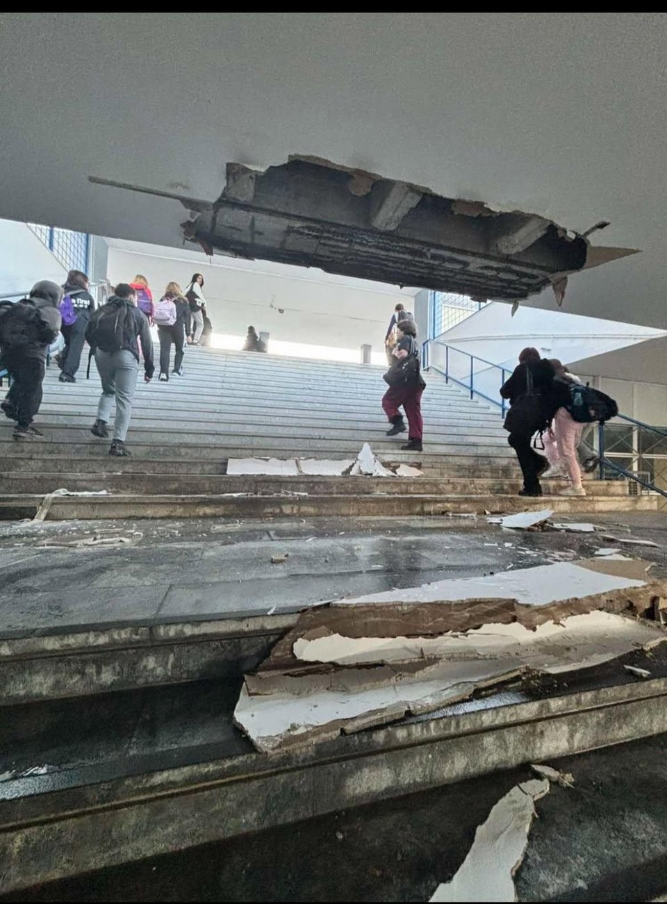  Κατέρρευσε τμήμα οροφής σε ανακαινισμένο Λύκειο στο Νέο Ηράκλειο - Athena Likouressi Facebook 