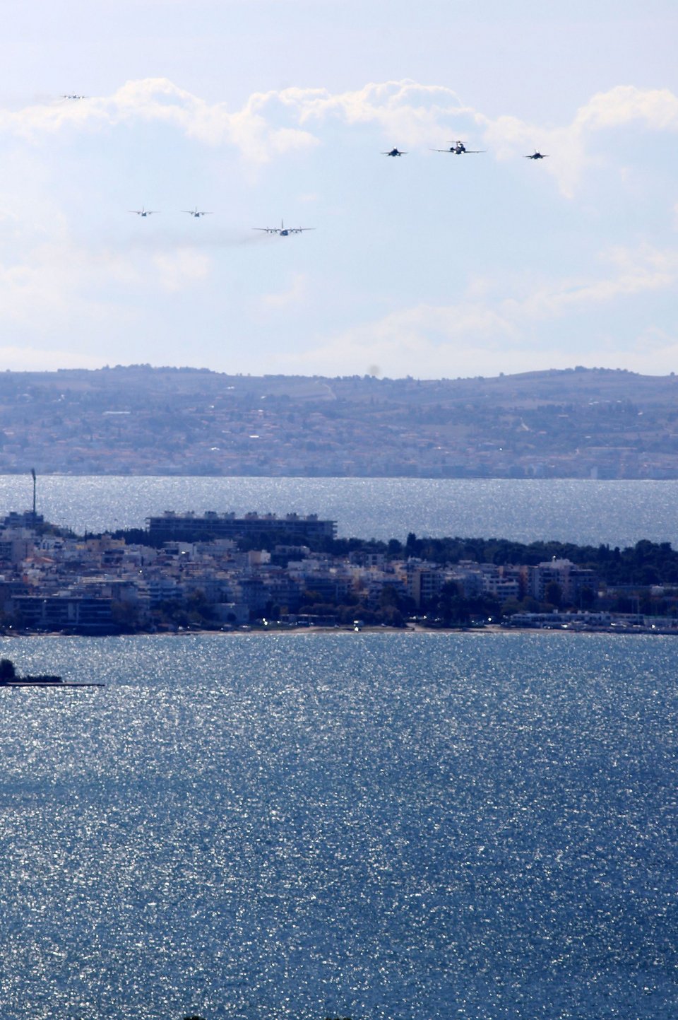 Δοκιμαστικές διελεύσεις πολεμικών αεροσκαφών στον ουρανό της Θεσσαλονίκης, ενόψει της 28ης Οκτωβρίου / ΙΝΤΙΜΕ