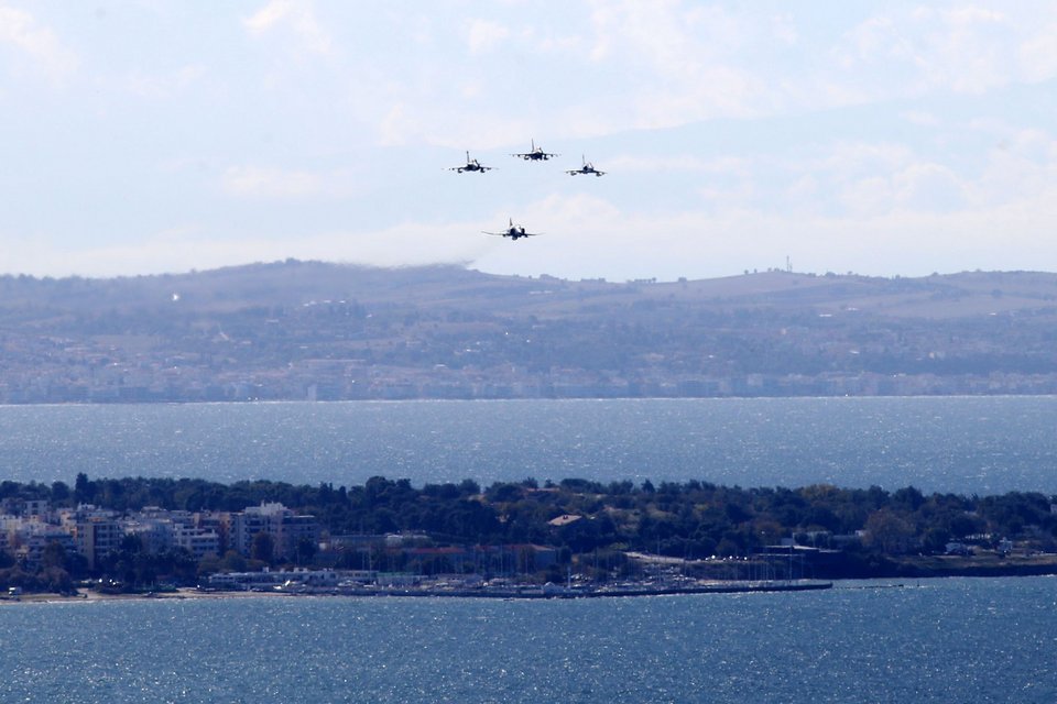 Δοκιμαστικές διελεύσεις πολεμικών αεροσκαφών στον ουρανό της Θεσσαλονίκης, ενόψει της 28ης Οκτωβρίου / ΙΝΤΙΜΕ