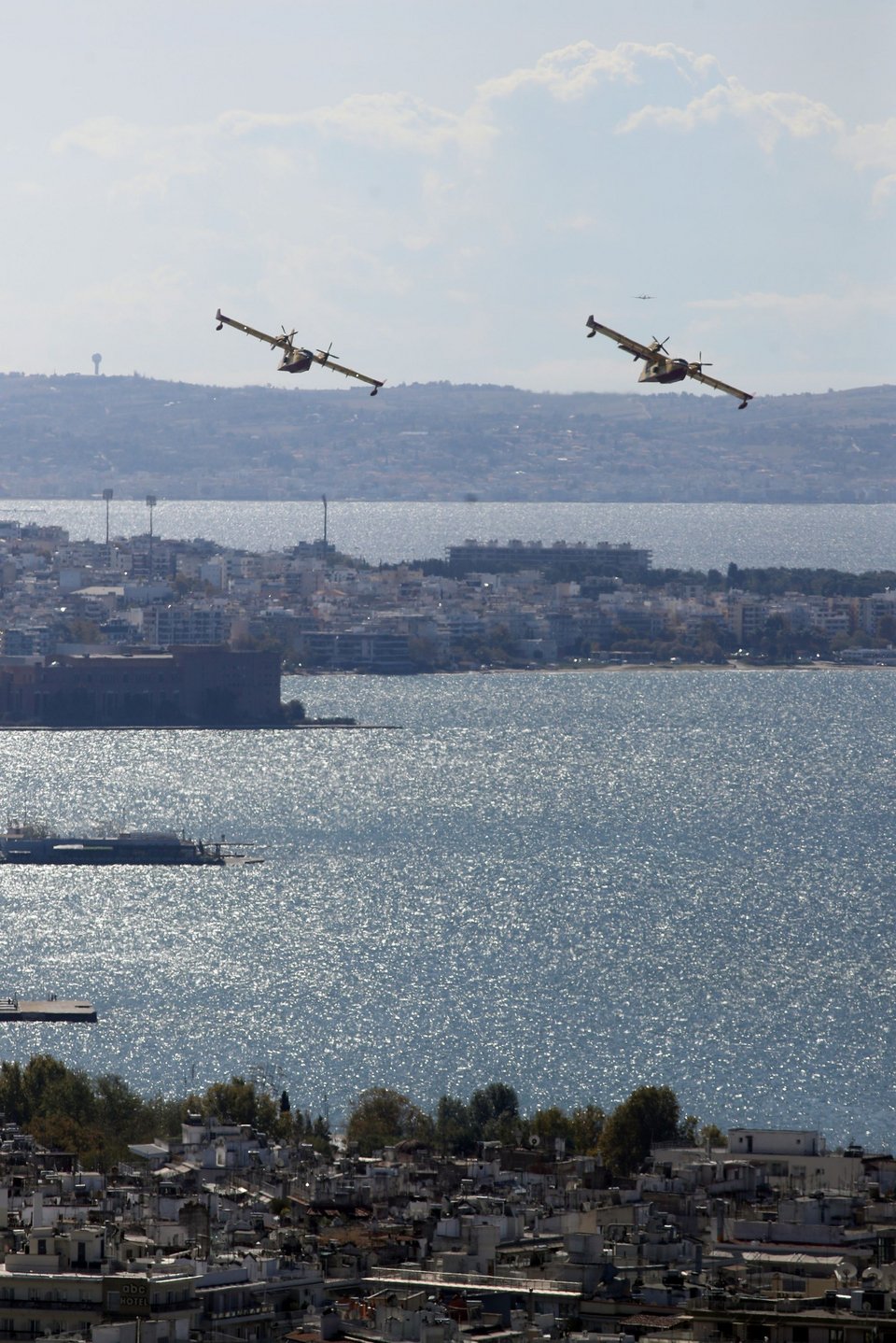 Δοκιμαστικές διελεύσεις πολεμικών αεροσκαφών στον ουρανό της Θεσσαλονίκης, ενόψει της 28ης Οκτωβρίου / ΙΝΤΙΜΕ