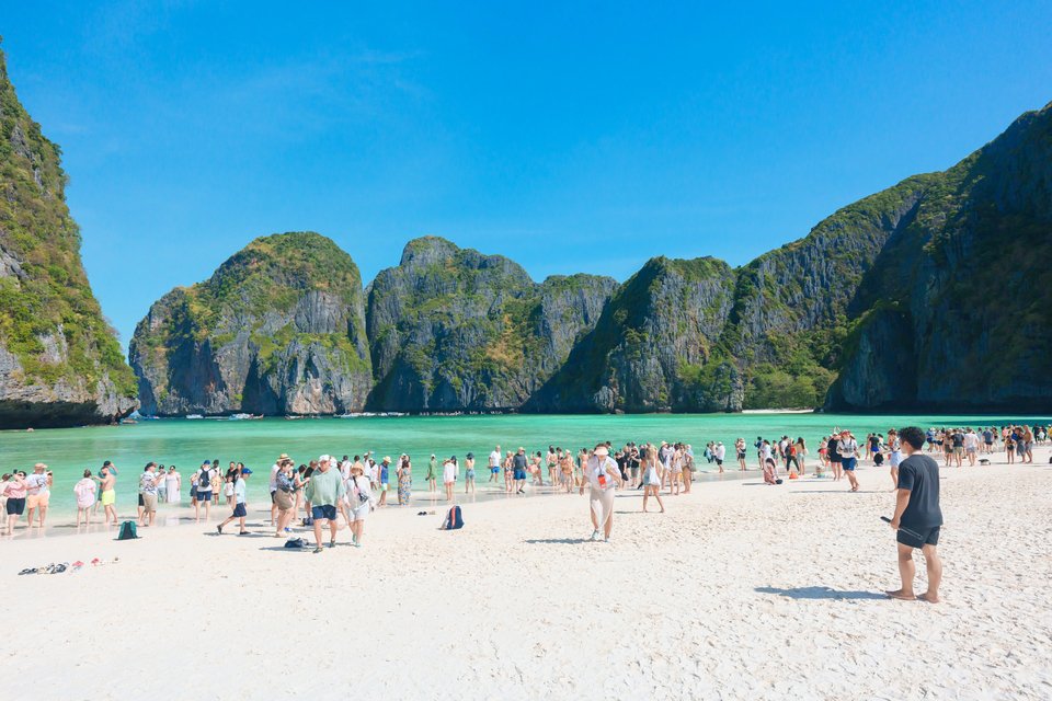 Τουρίστες στην παραλία Maya Bay στην Ταϊλάνδη