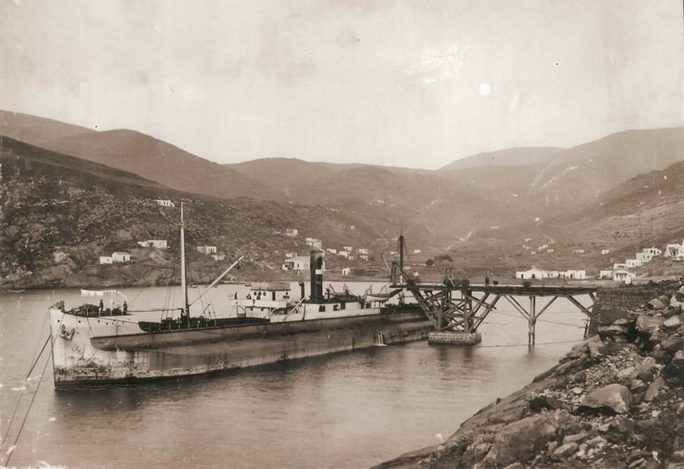 Φόρτωση στην παλιά ξύλινη σκάλα της ανατολικής πλευράς του Μ. Λιβαδιού, 1890-1893. (Οικογενειακό Αρχείο Άννας Γρώμαν)