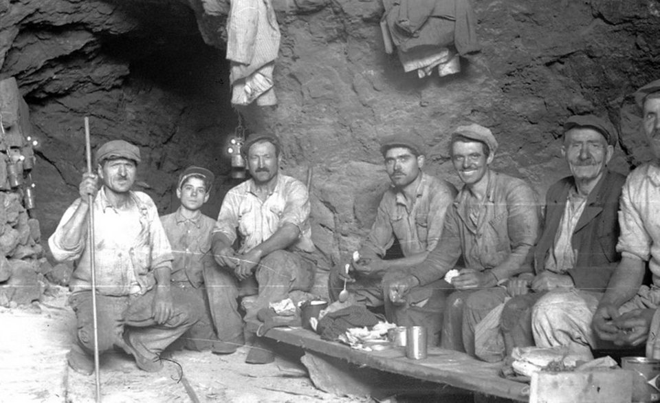  Mεταλλωρύχοι σε διάλειμμα για κολατσιό στη θέση εξόρυξης "Αετοί". (Συλλογή Στέφανου Εξαδάκτυλου, 1957) 
