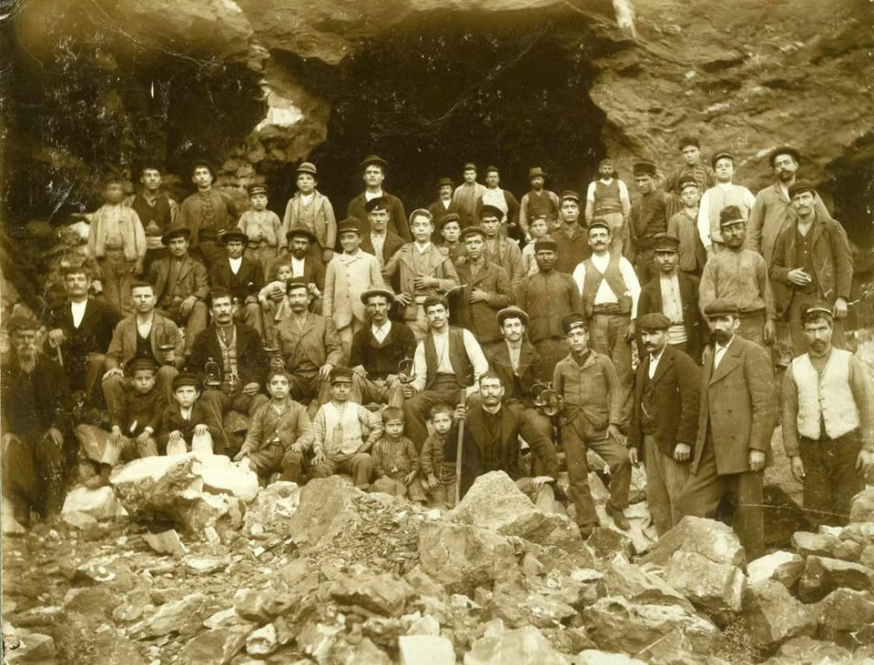  Mεταλλωρύχοι στα τέλη του 19ου αιώνα. (Οικογενειακό Αρχείο Άννας Γρώμαν) 