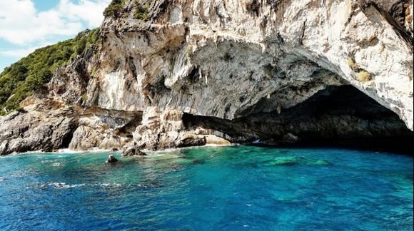 Στη νοτιοδυτική ακτή του Μεγανησιού ανοίγεται μια θαλάσσια σπηλιά που όλοι λένε «του Παπανικολή» / INSTAGRAM