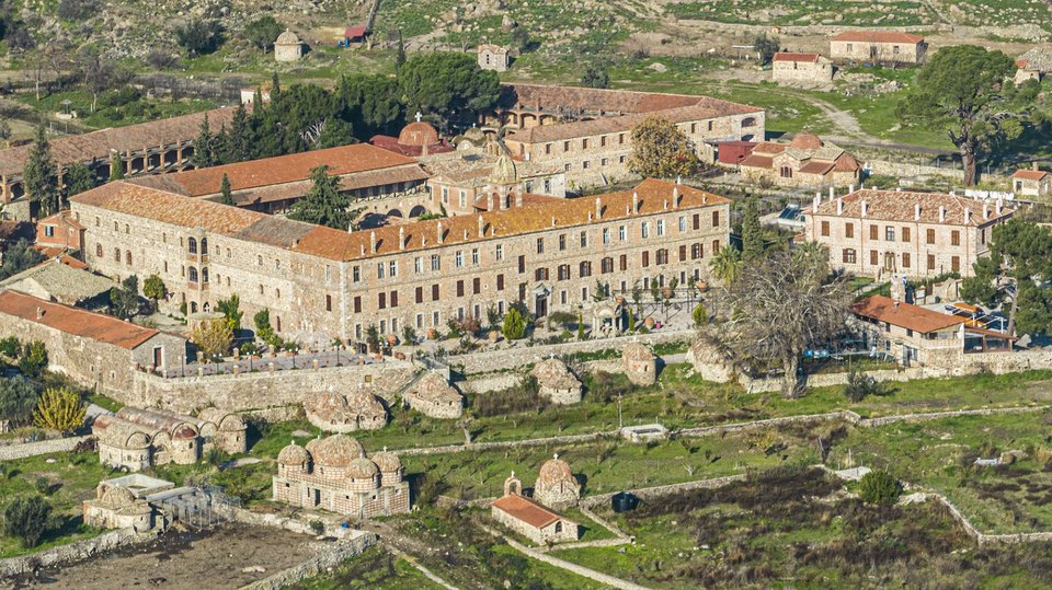 Περιμετρικά του συγκροτήματος της Μονής υπάρχουν 43 παρεκκλήσια