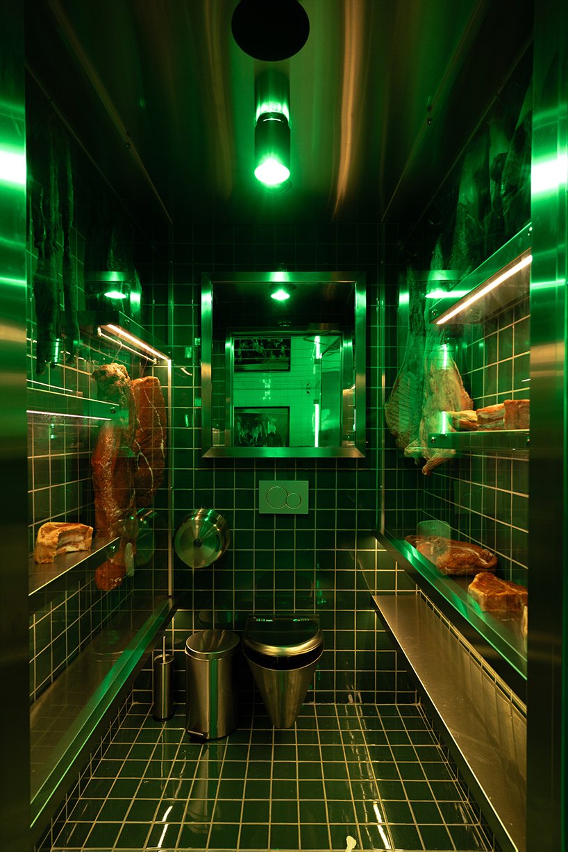 Στο περιβόητο WC του Ocho Tac είναι σαν να μπαίνεις σε ψυγείο. Τα κρέατα αργής ωρίμανσης είναι γλυπτά του installation  / Φωτογραφία: ochotac/instagram