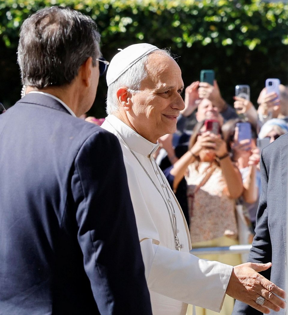Πλήθος κόσμου έξω από το νοσοκομείο που εισήχθη ο Πάπας Λέοντας - ΑΠΕ/ΜΠΕ