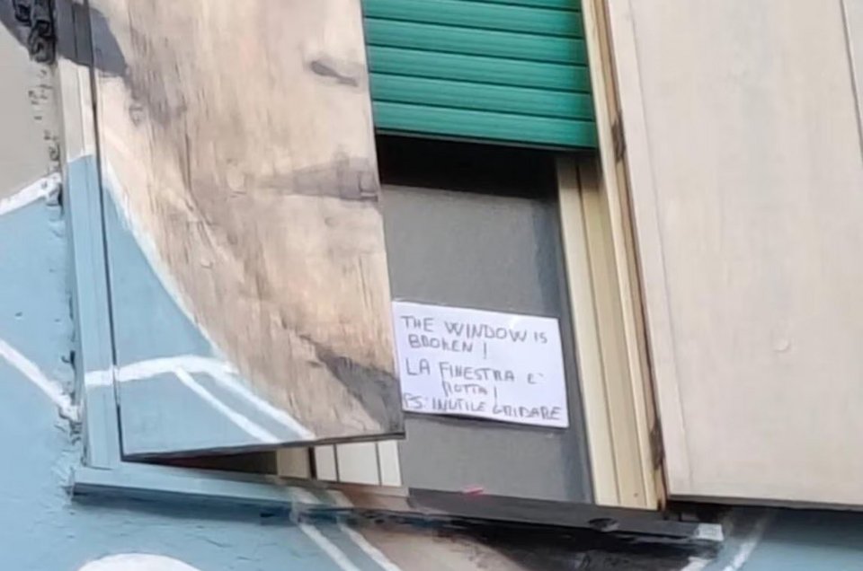 H πινακίδα στο παράθυρο που ενημερώνει τους περαστικούς 