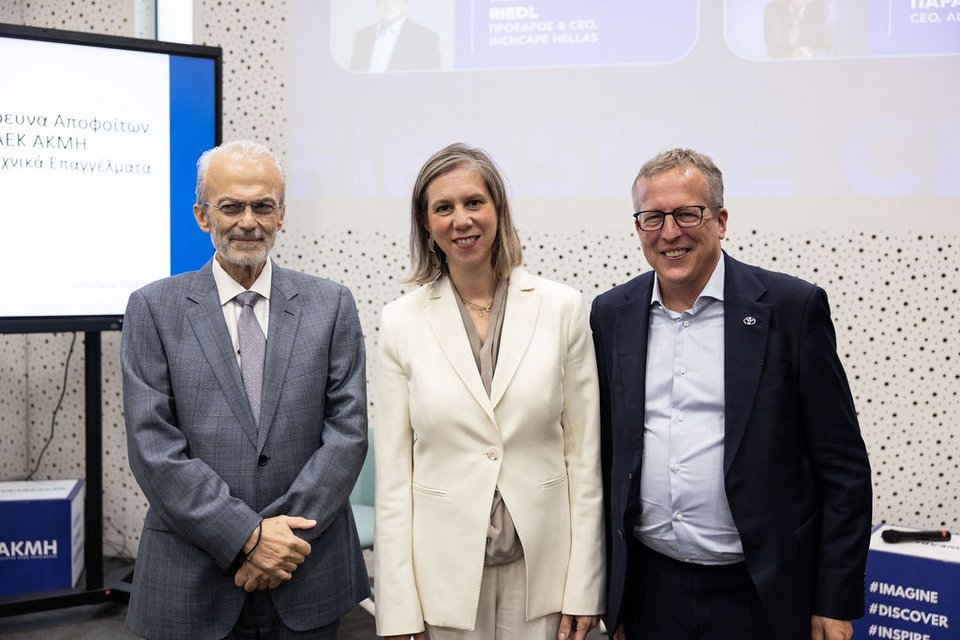 Η CEO της Alphabet Education, Χριστίνα Παρασκευοπούλου με τον Γενικό Διευθυντή της MRB, Δημήτρη Μαύρο και τον Πρόεδρο &amp; CEO της Inchcape Hellas, Hermann Riedl 