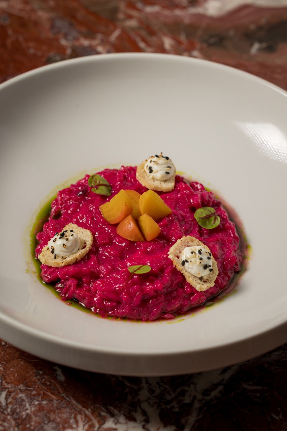 Risotto με καραμελωμένο γλυκόξινο παντζάρι &amp; crostini από κατσικίσιο τυρί για το Άλμα Ζωής. Το πιάτο είναι του executive chef του «Colonial» Ηλία Μιχαλόπουλου