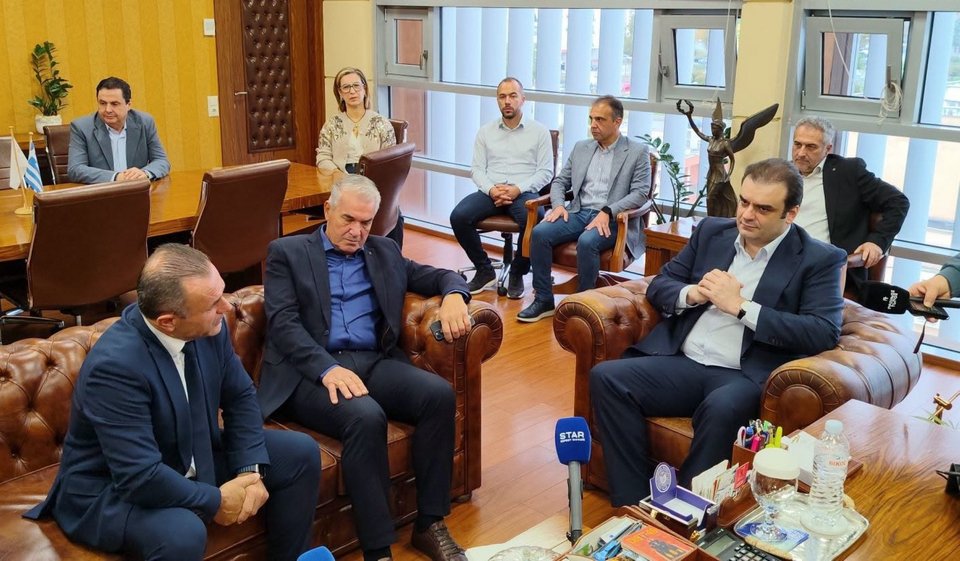 Με επίσκεψη στο δημαρχείο Δράμας και συνάντηση με τον δήμαρχο Γιώργο Παπαδόπουλο, ξεκίνησε η δεύτερη ημέρα της περιοδείας του Κυριάκου Πιερρακάκη στην Ανατολική Μακεδονία