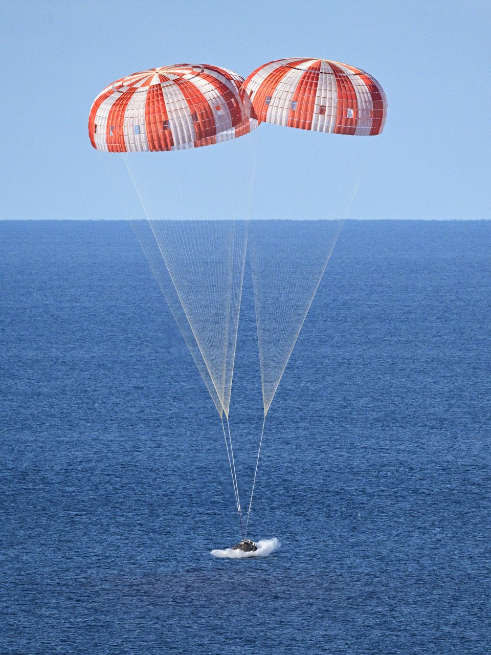 Η διαστημική κάψουλα Orion προσθαλασσώνεται στον Ειρηνικό Ωκεανό, ανοιχτά των ακτών της Καλιφόρνιας, μετά την ολοκλήρωση της αποστολής Artemis II, στις 10 Απριλίου 2026