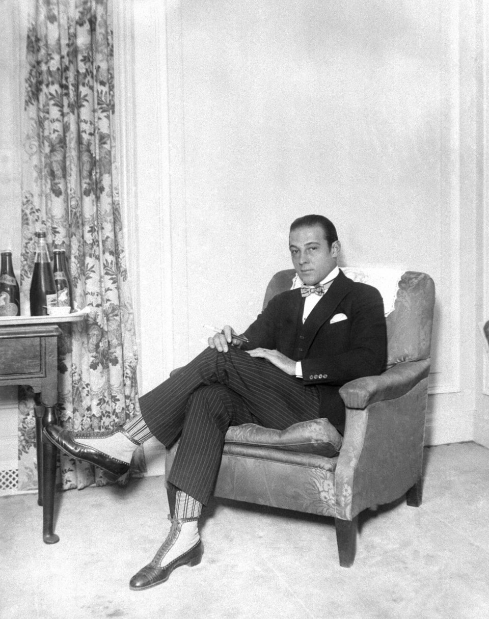Ο Ροδόλφο Βαλεντίνο ποζάρει στον φωτογραφικό φακό στις 7 Αυγούστου 1926