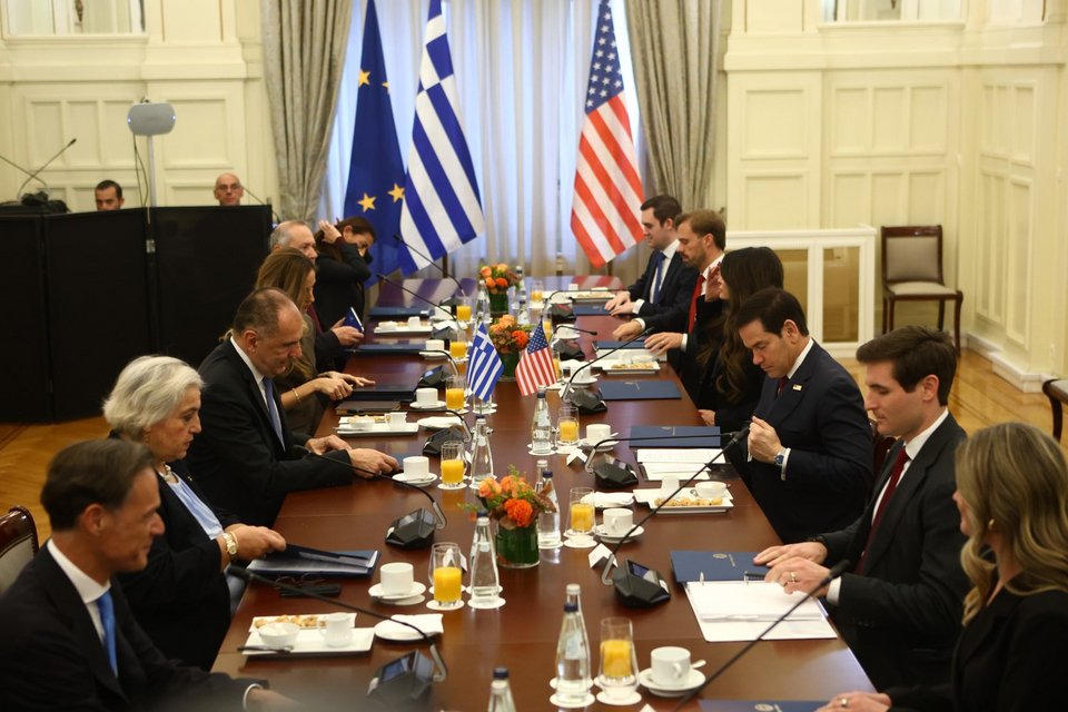 Η συζήτηση της ελληνικής και της αμερικανικής πλευρας / Φωτογραφία: INTIME NEWS / ΠΕΡΙΣΤΕΡΗΣ ΔΗΜΗΤΡΗΣ