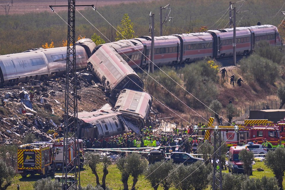 Οι φωτογραφίες από τη σύγκρουση τρένων στην Ισπανία