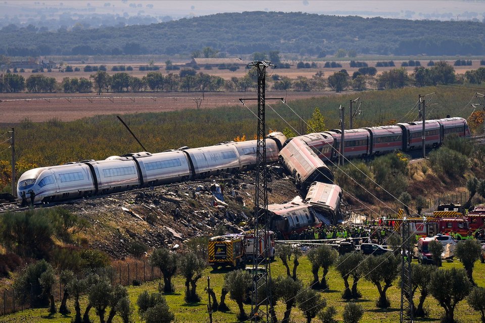 Οι φωτογραφίες από τη σύγκρουση τρένων στην Ισπανία