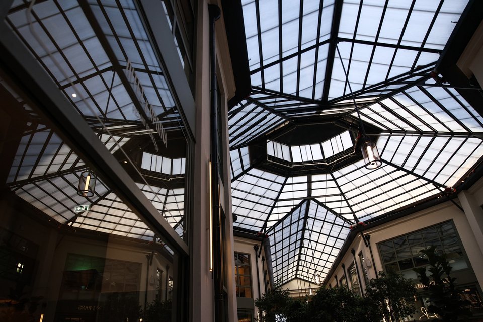 Η Στοά Αρσακείου βρίσκεται πλέον σε πλήρη λειτουργία, ύστερα από μια εκτεταμένη αποκατάσταση