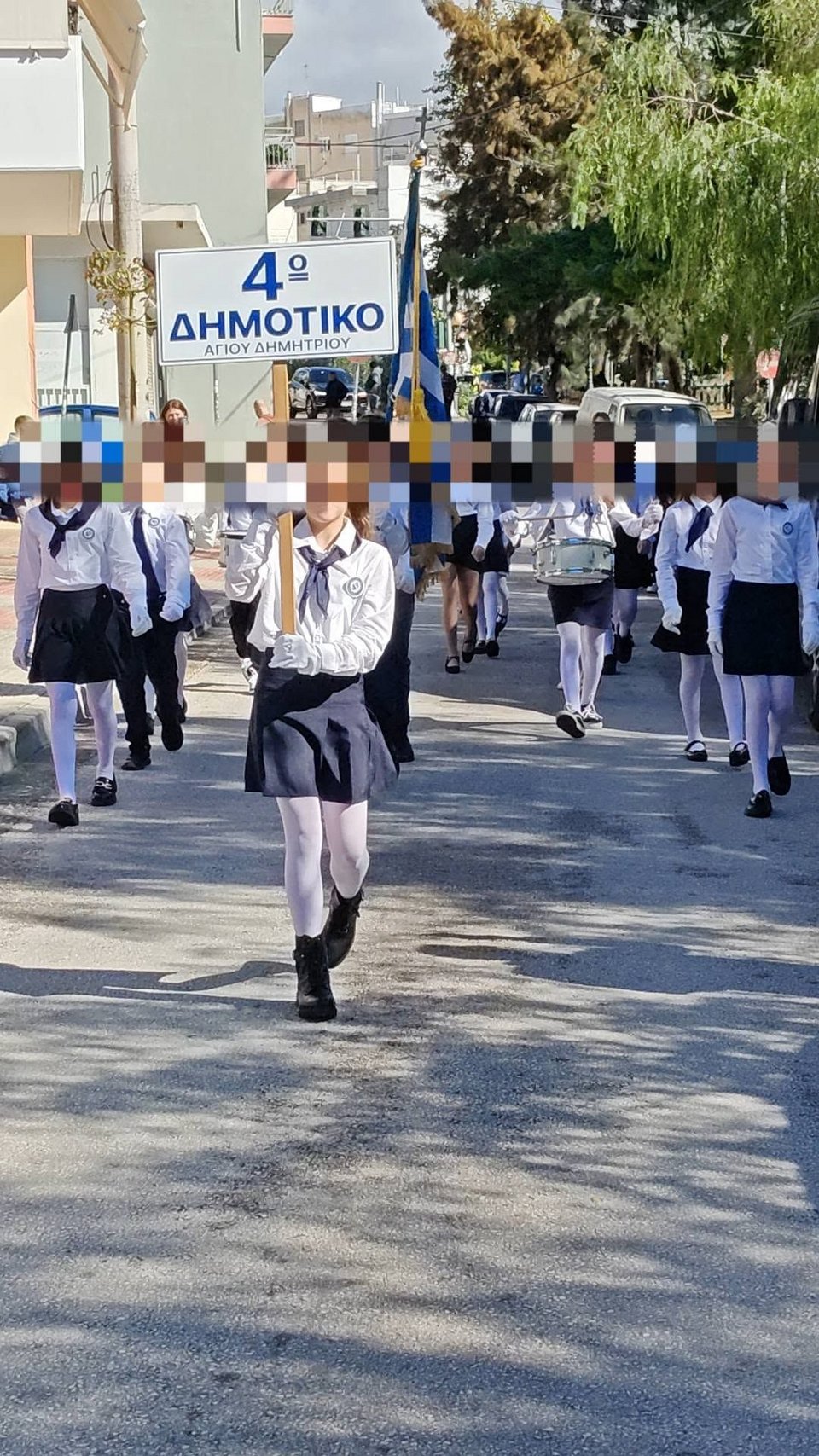Μαθητές στον Άγιο Δημήτριο παρέλασαν μόνοι τους μπροστά από το σχολείο τους / Πολίτες Δήμου Αγίου Δημητρίου Facebook